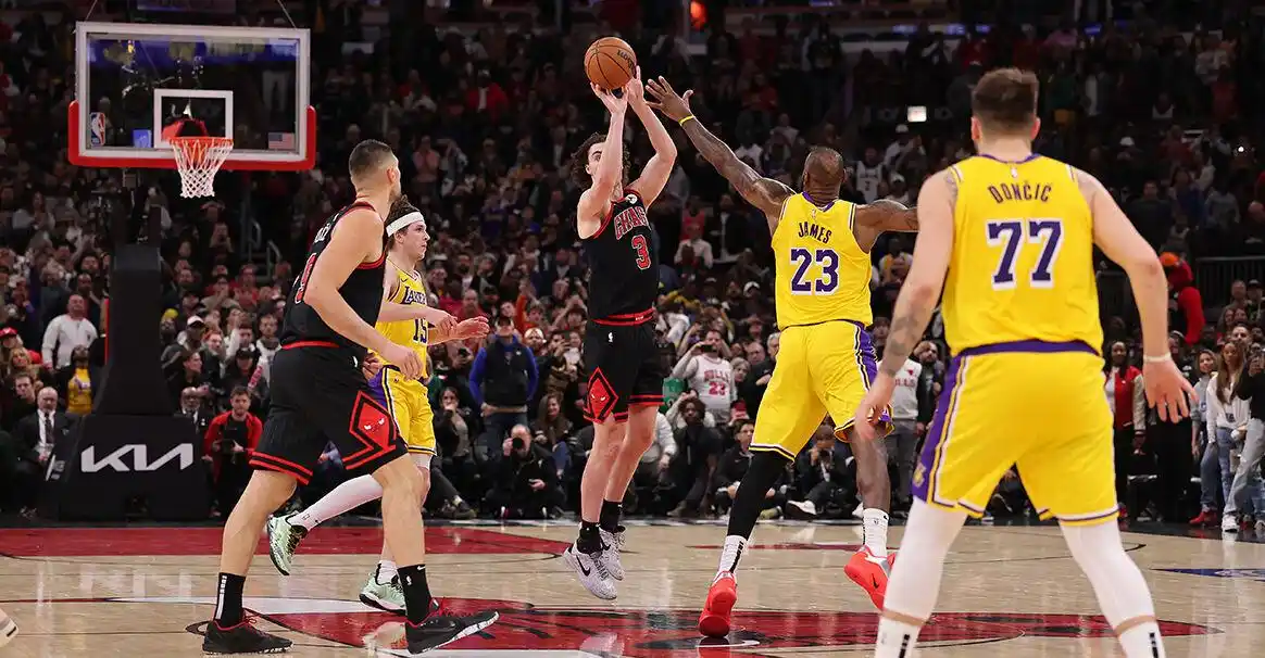 hth_包含洛杉矶湖人NBA战胜芝加哥公牛戴维斯补篮制胜的词条